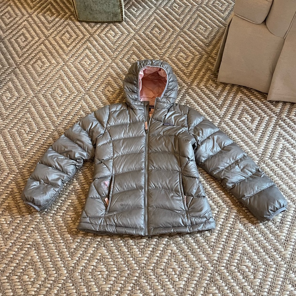 Girl’s Patagonia Coat Pink and Gray size girl’s large (12)